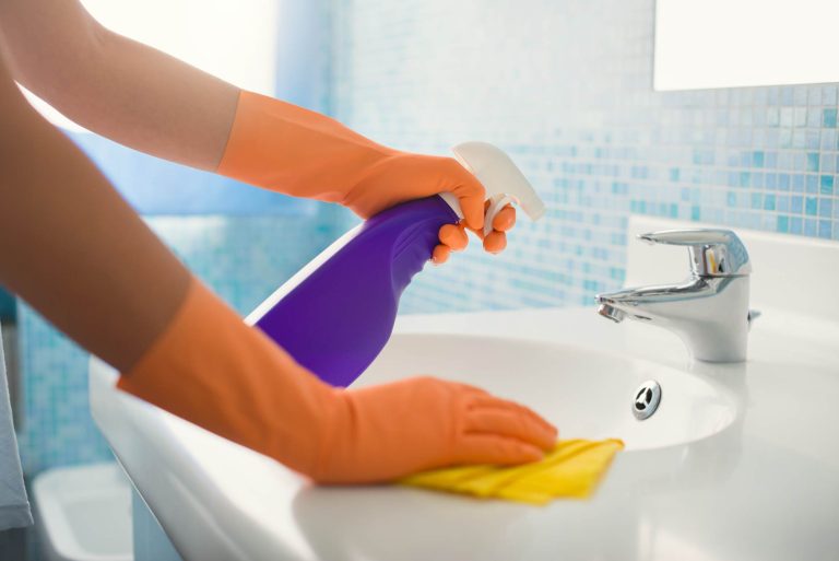 Top Tips for Cleaning a Bathroom When Moving in